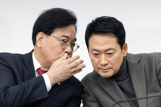 최고위서 대화 나누는 장동혁·송언석