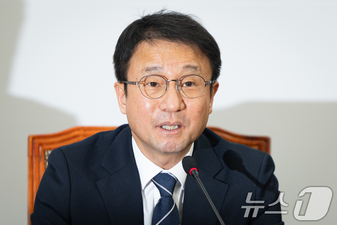 (서울=뉴스1) 유승관 기자 = 한병도 더불어민주당 원내대표가 19일 서울 여의도 국회에서 열린 정책조정회의에서 모두 발언을 하고 있다. 2026.2.19/뉴스1