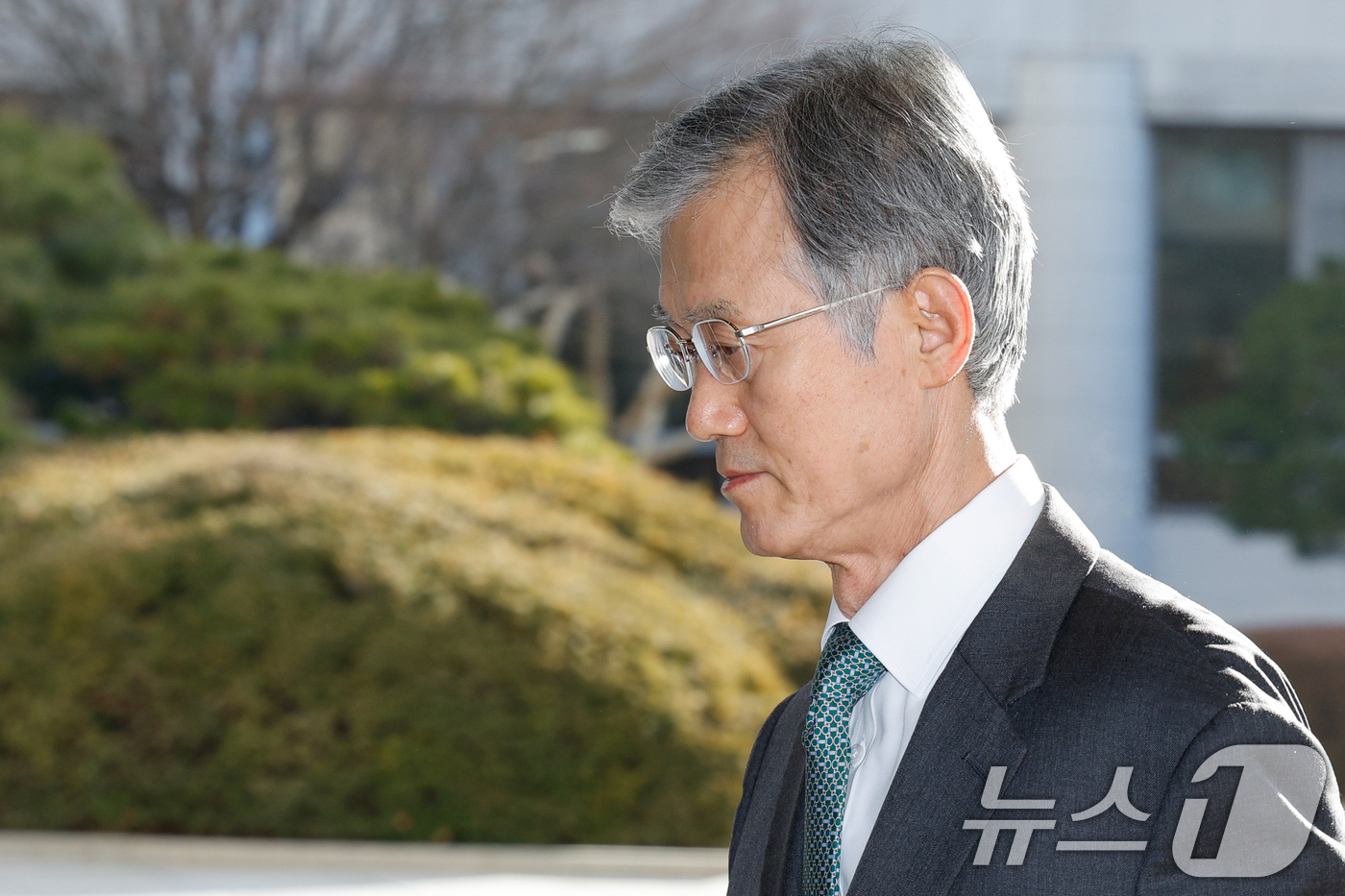 (서울=뉴스1) 안은나 기자 = 조희대 대법원장이 19일 오전 서울 서초구 대법원에 도착, 출근하고 있다.대법은 지난 18일 재판소원 허용법에 대해 "국민은 4심제의 희망 고문과 …