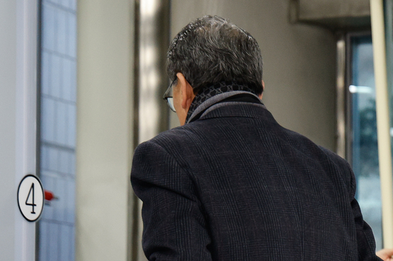 '장애인 성학대 의혹' 색동원 시설장 구속영장 심사 출석