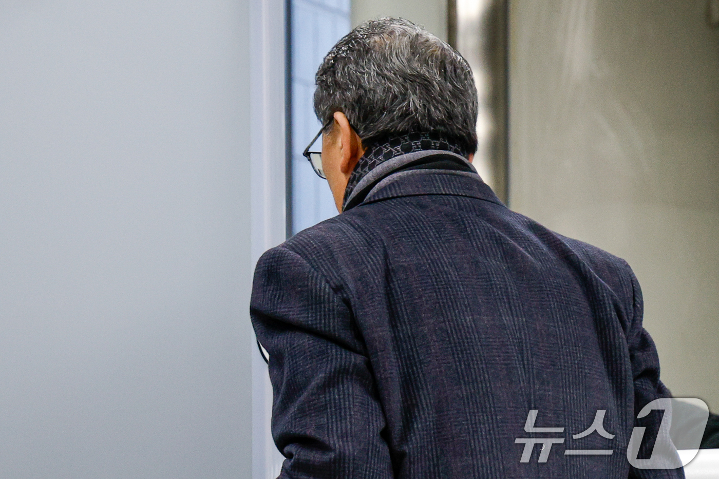 (서울=뉴스1) 안은나 기자 = 중증 발달장애인 거주 시설 '색동원' 내 입소자들을 성적으로 학대한 의혹을 받는 원장 김 모씨가 19일 서울 서초구 중앙지방법원에서 열린 구속 전 …