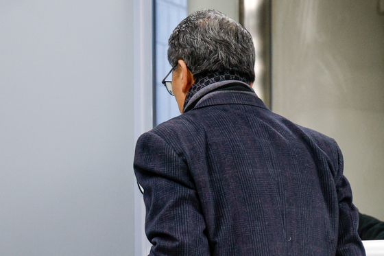 '발달장애인 성적 학대 의혹' 색동원장 영장심사 출석