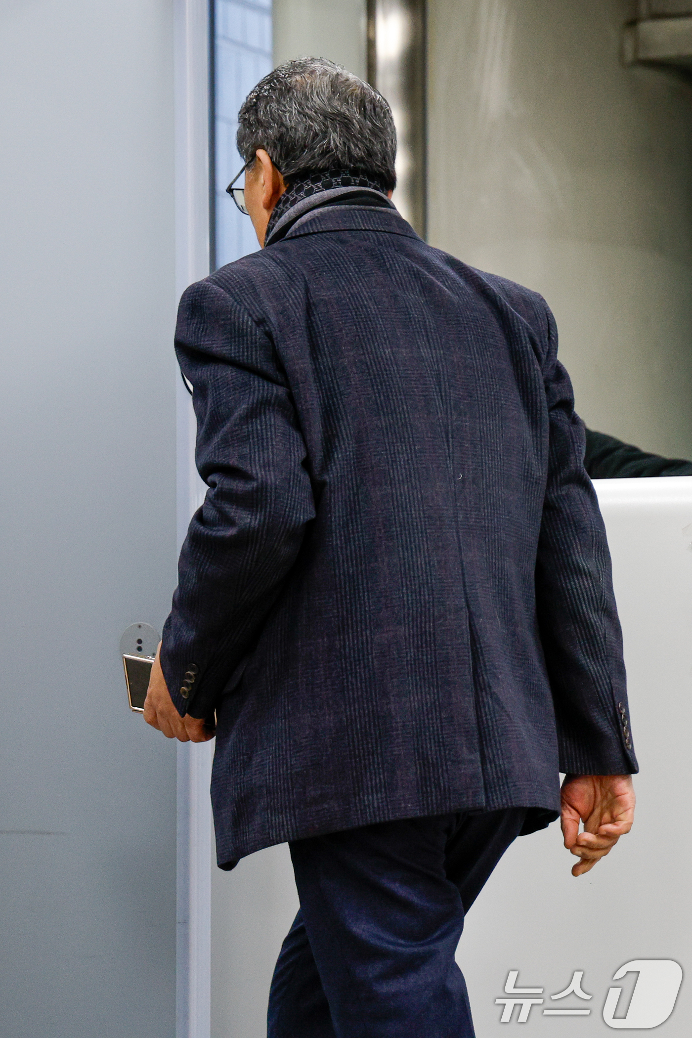 (서울=뉴스1) 안은나 기자 = 중증 발달장애인 거주 시설 '색동원' 내 입소자들을 성적으로 학대한 의혹을 받는 원장 김 모씨가 19일 서울 서초구 중앙지방법원에서 열린 구속 전 …