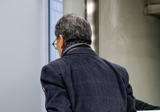 '발달장애인 성적 학대 의혹' 색동원장 영장심사 출석