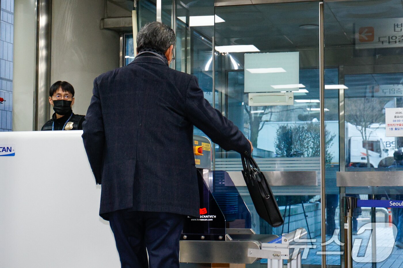 본문 이미지 - 중증 발달장애인 거주 시설 '색동원' 내 입소자들을 성적으로 학대한 의혹을 받는 원장 김 모씨가 19일 서울 서초구 중앙지방법원에서 열린 구속 전 피의자 심문(영장실질심사)에 출석하고 있다. 2026.2.19 ⓒ 뉴스1 안은나 기자