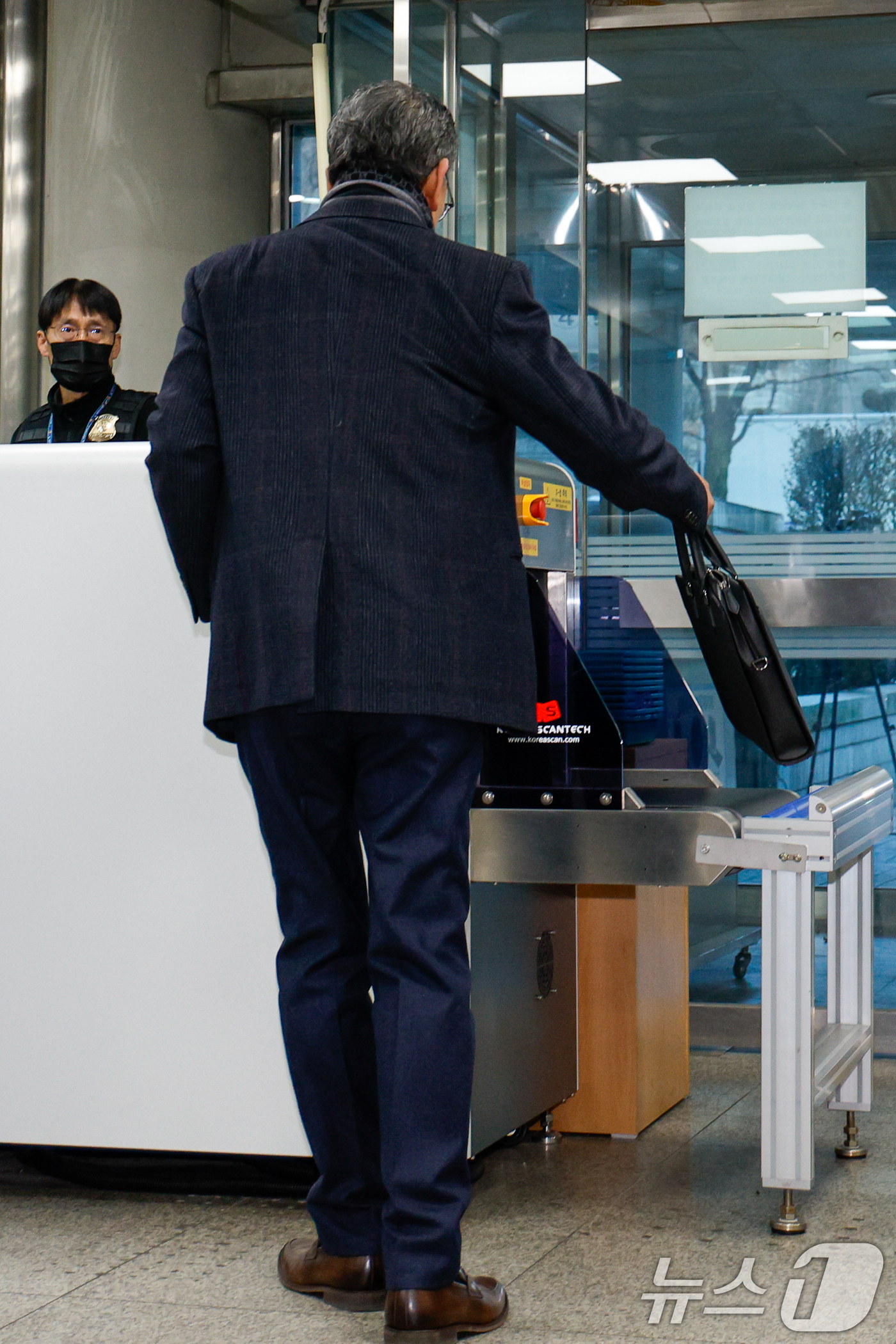 (서울=뉴스1) 안은나 기자 = 중증 발달장애인 거주 시설 '색동원' 내 입소자들을 성적으로 학대한 의혹을 받는 원장 김 모씨가 19일 서울 서초구 중앙지방법원에서 열린 구속 전 …