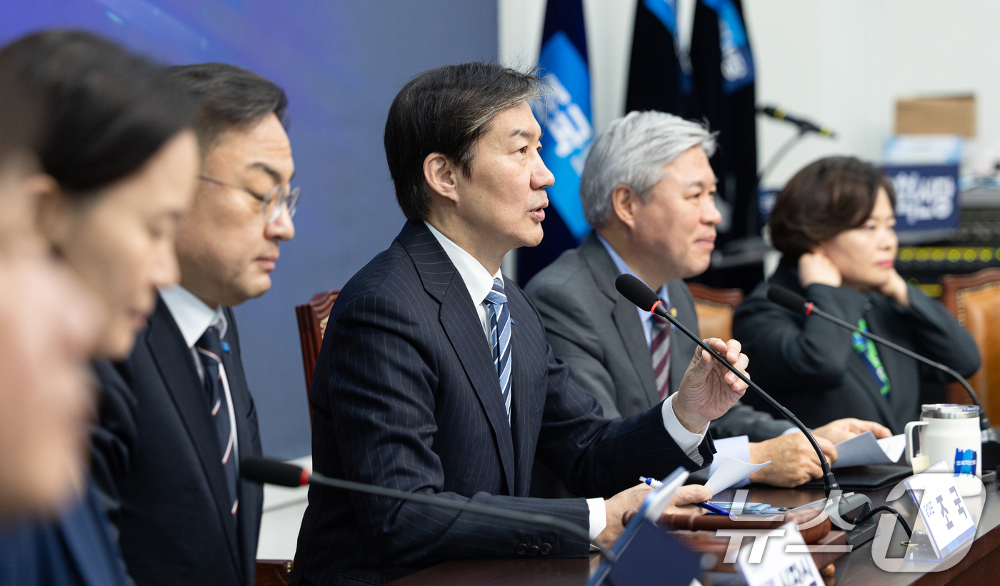 (서울=뉴스1) 이승배 기자 = 조국 조국혁신당 대표가 19일 서울 여의도 국회에서 열린 최고위원회의에서 모두발언하고 있다. 2026.2.19/뉴스1