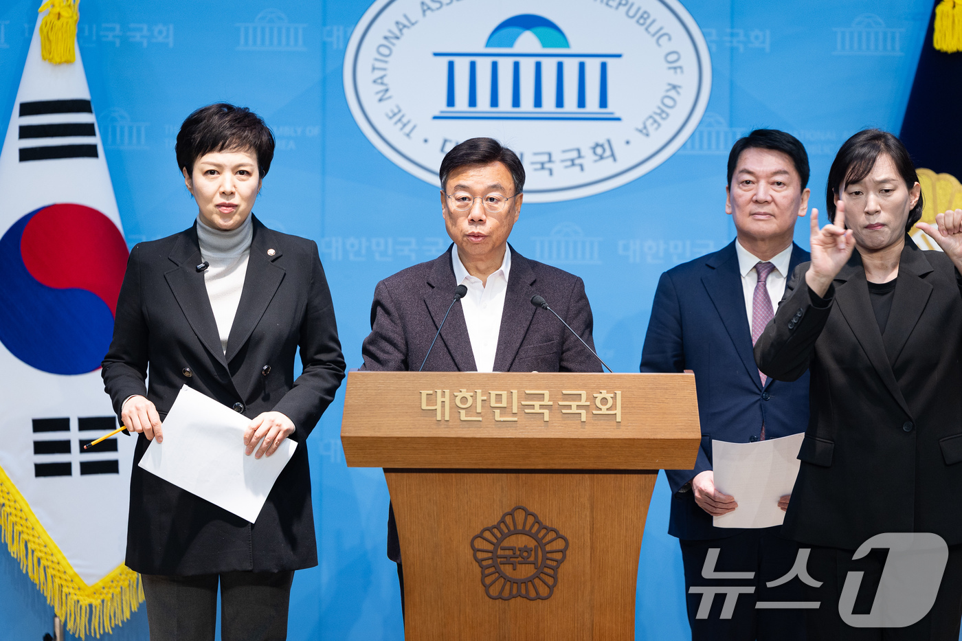 (서울=뉴스1) 유승관 기자 = 신상진 성남시장(가운데)과 국민의힘 김은혜(왼쪽), 안철수 의원이 19일 서울 여의도 국회 소통관에서 분당 부동산 공급 관련 기자회견을 하고 있다. …