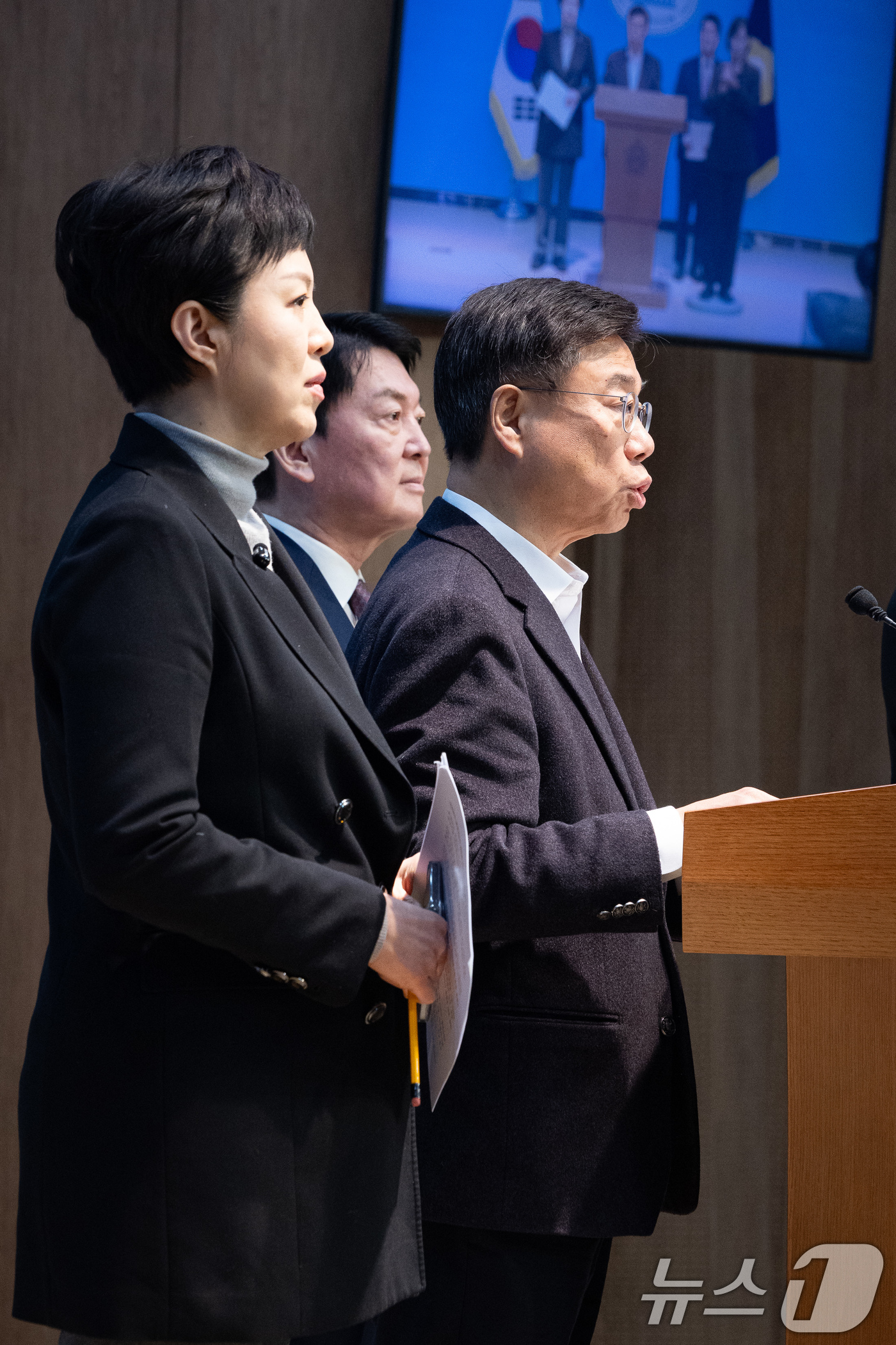 (서울=뉴스1) 유승관 기자 = 신상진 성남시장(오른쪽)과 국민의힘 김은혜(왼쪽), 안철수 의원이 19일 서울 여의도 국회 소통관에서 분당 부동산 공급 관련 기자회견을 하고 있다. …