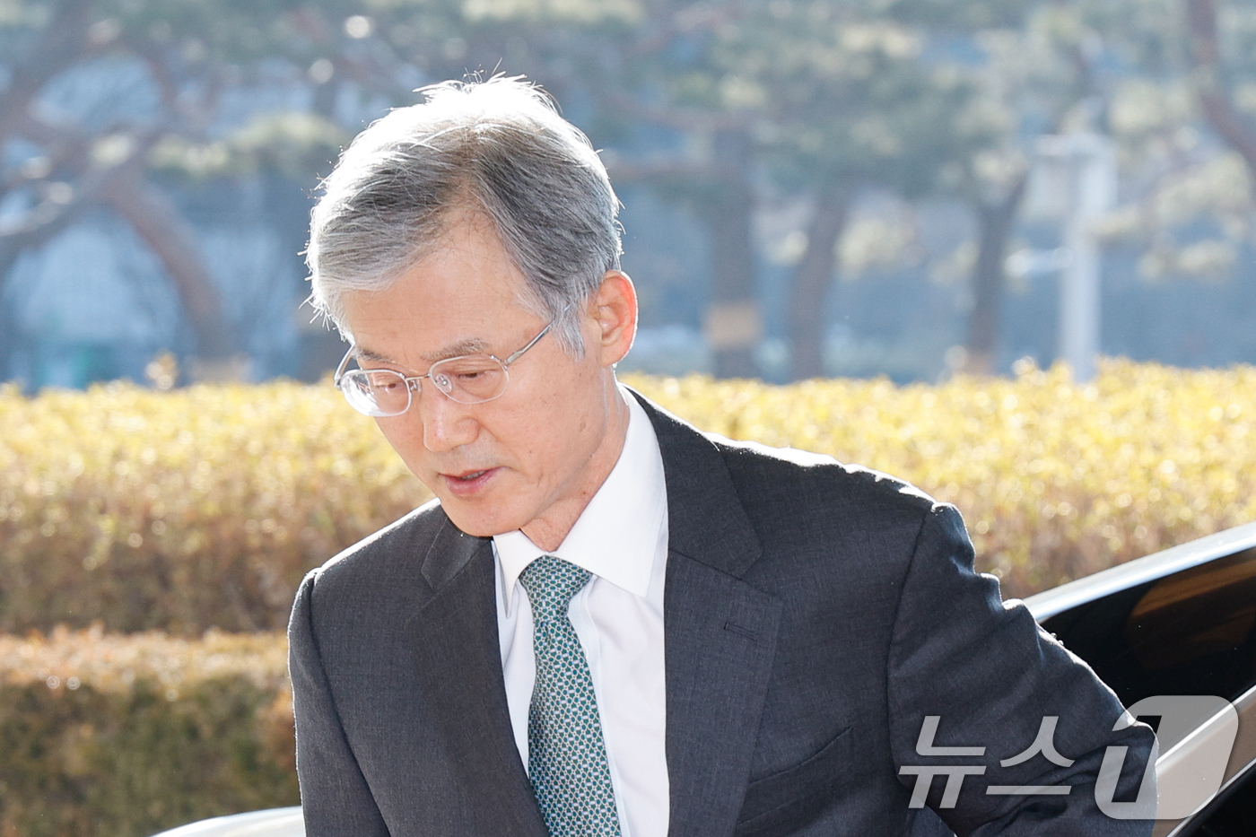 (서울=뉴스1) 안은나 기자 = 조희대 대법원장이 19일 오전 서울 서초구 대법원에 도착, 출근하고 있다.대법은 지난 18일 재판소원 허용법에 대해 "국민은 4심제의 희망 고문과 …