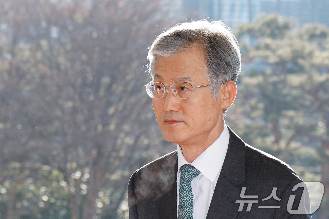 (서울=뉴스1) 안은나 기자 = 조희대 대법원장이 19일 오전 서울 서초구 대법원에 도착, 출근하고 있다.대법은 지난 18일 재판소원 허용법에 대해 "국민은 4심제의 희망 고문과 …