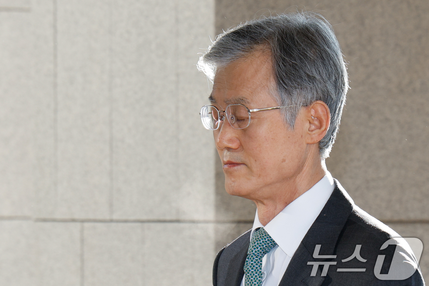 (서울=뉴스1) 안은나 기자 = 조희대 대법원장이 19일 오전 서울 서초구 대법원에 도착, 출근하고 있다.대법은 지난 18일 재판소원 허용법에 대해 "국민은 4심제의 희망 고문과 …