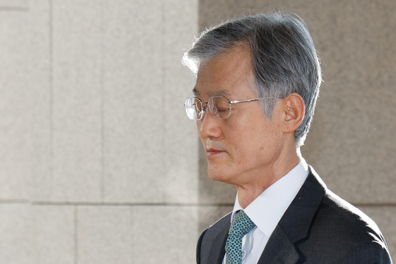 출근하는 조희대 대법원장