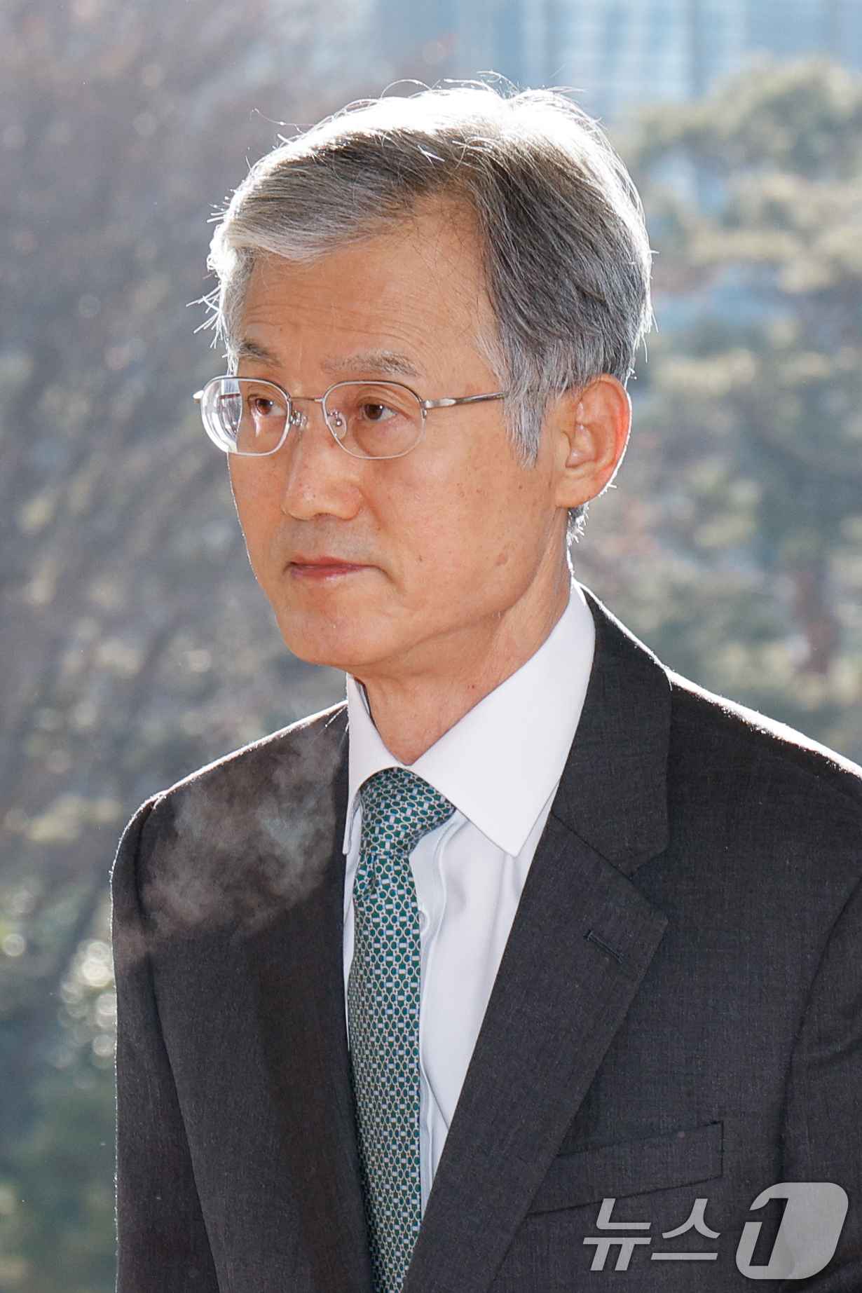 (서울=뉴스1) 안은나 기자 = 조희대 대법원장이 19일 오전 서울 서초구 대법원에 도착, 출근하고 있다.대법은 지난 18일 재판소원 허용법에 대해 "국민은 4심제의 희망 고문과 …