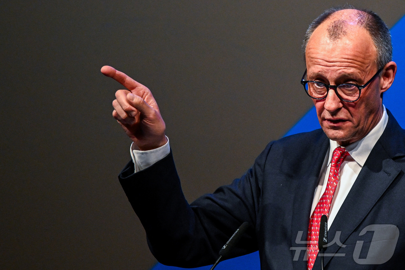 (트리어 로이터=뉴스1) 김경민 기자 = 프리드리히 메르츠 독일 총리가 18일(현지시간) 독일 트리어에서 기독민주당(CDU) 연례 회의에서 연설하고 있다. 2026.2.18ⓒ 로이 …