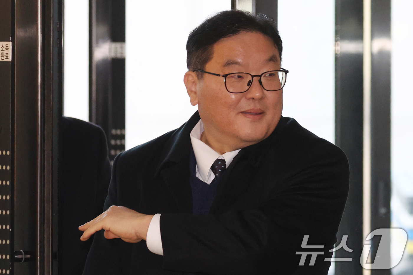 (서울=뉴스1) 김명섭 기자 = 엄희준 광주고검 검사(전 인천지검 부평지청장)이 19일 오전 서울 서초구 쿠팡 퇴직금 미지급 사건 수사 무마 의혹을 수사하는 상설특검팀(특별검사 안 …