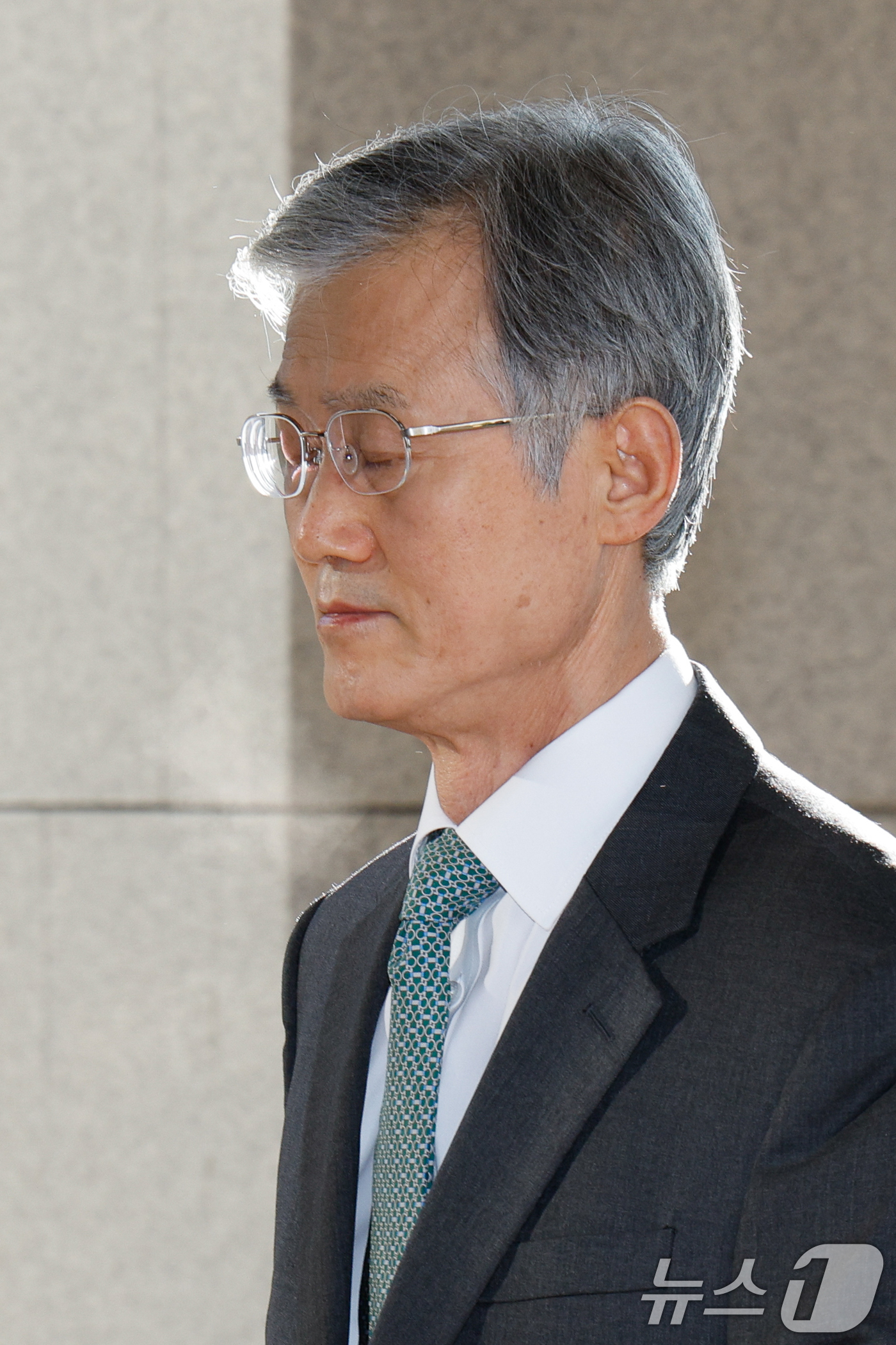 (서울=뉴스1) 안은나 기자 = 조희대 대법원장이 19일 오전 서울 서초구 대법원에 도착, 출근하고 있다.대법은 지난 18일 재판소원 허용법에 대해 "국민은 4심제의 희망 고문과 …