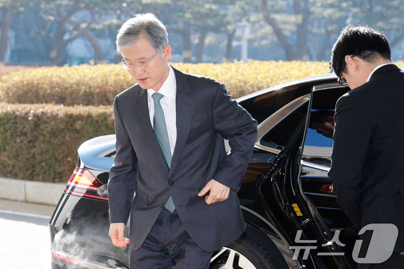 (서울=뉴스1) 안은나 기자 = 조희대 대법원장이 19일 오전 서울 서초구 대법원에 도착, 출근하고 있다.대법은 지난 18일 재판소원 허용법에 대해 "국민은 4심제의 희망 고문과 …