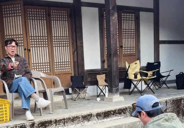 스태프 무릎 꿇린 장항준 "유럽 안가면 사형"…'유쾌한' 갑질 폭로