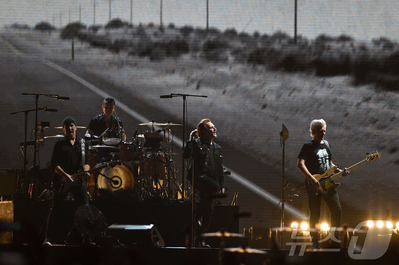 본문 이미지 - 아일랜드의 록 밴드 U2가 2019년 12월 15일(현지시간) 인도 나비뭄바이의 DY 파틸 스타디움에서 공연하고 있다. U2는 2026년 2월 18일 9년 만에 새 EP '데이즈 오브 애쉬'(Days of Ash)를 발매했다. 신보에는 미 이민세관단속국(ICE)의 강경한 이민 단속 작전을 비판하는 메시지를 담은 신곡이 수록됐다. 2019.12.15. ⓒ AFP=뉴스1