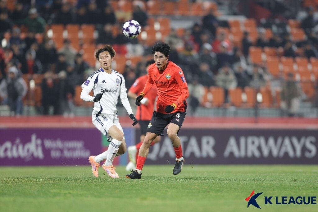 본문 이미지 - 강원FC는 지난해 11월 25일 열린 2025-26 ACLE 리그 스테이지에서 마치다 젤비아에 1-3으로 졌다. (한국프로축구연맹 제공)