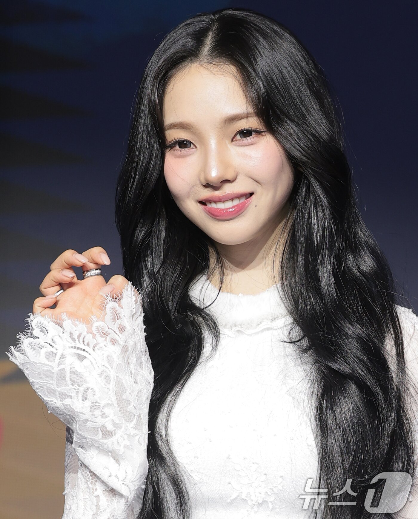 본문 이미지 - 에스파 카리나가 19일 서울 마포구 호텔 나루 서울 엠갤러리에서 열린 넷플릭스 예능 '미스터리 수사단 시즌2' 제작발표회에서 예쁜 미소로 팬심을 홀리고 있다. ⓒ 뉴스1 권현진 기자