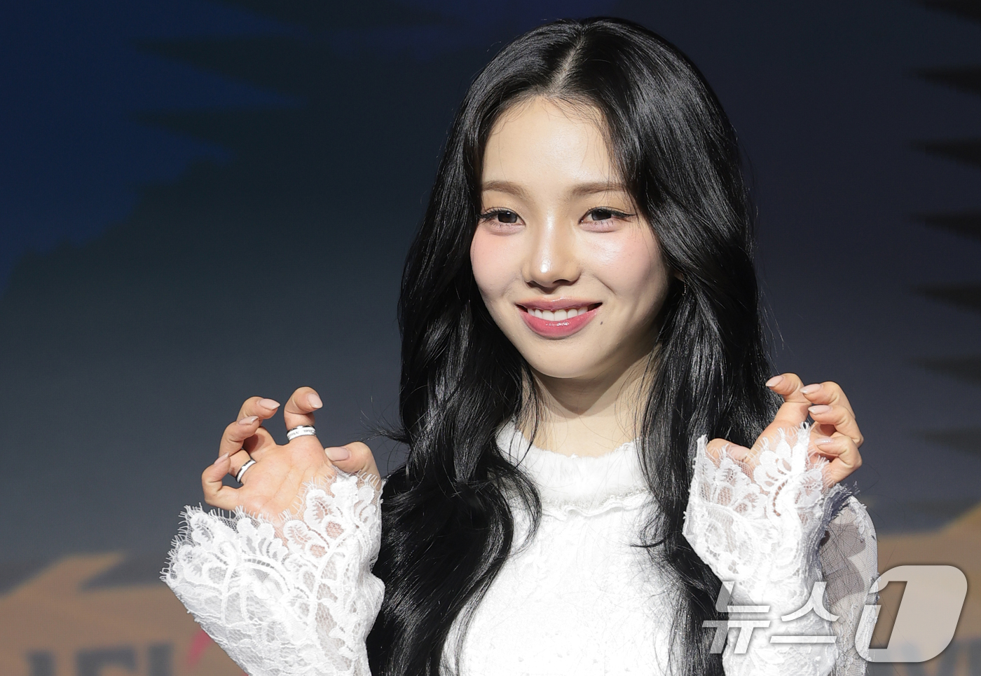 (서울=뉴스1) 권현진 기자 = 에스파 카리나가 19일 서울 마포구 호텔 나루 서울 엠갤러리에서 열린 넷플릭스 예능 '미스터리 수사단 시즌2' 제작발표회에서 포즈를 취하고 있다.' …