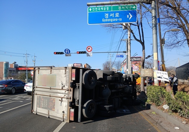 인천서 2.5톤 트럭 가로등 충돌 후 전도…일대 30분 정체