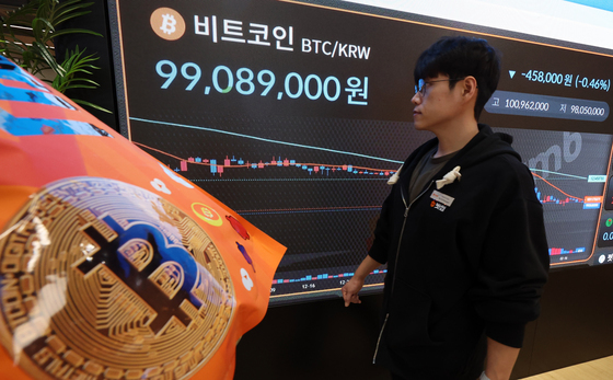 빗썸 전광판에 9천9백만원대 비트코인