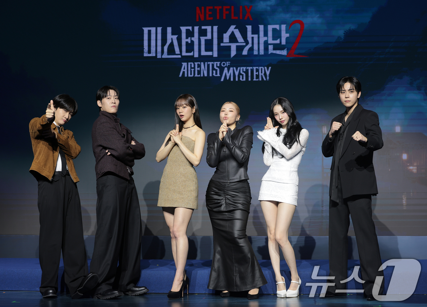 (서울=뉴스1) 권현진 기자 = 이용진(왼쪽부터)과 존박, 혜리, 가비, 카리나, 김도훈이 19일 서울 마포구 호텔 나루 서울 엠갤러리에서 열린 넷플릭스 예능 '미스터리 수사단 시 …