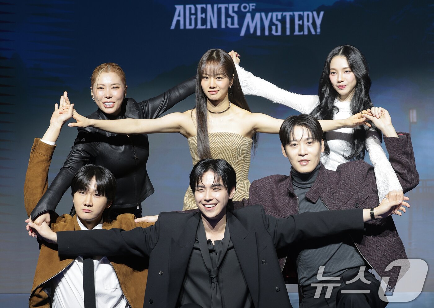 본문 이미지 - 가비(왼쪽 위 부터 시계방향)와 혜리, 카리나, 존박, 김도훈, 이용진이 19일 서울 마포구 호텔 나루 서울 엠갤러리에서 열린 넷플릭스 예능 '미스터리 수사단 시즌2' 제작발표회에서 포즈를 취하고 있다. ⓒ 뉴스1 권현진 기자