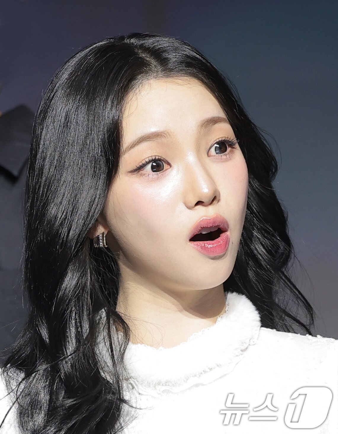 본문 이미지 - 에스파 카리나가 19일 서울 마포구 호텔 나루 서울 엠갤러리에서 열린 넷플릭스 예능 '미스터리 수사단 시즌2' 제작발표회에 참석해 매력을 발산하고 있다. ⓒ 뉴스1 권현진 기자