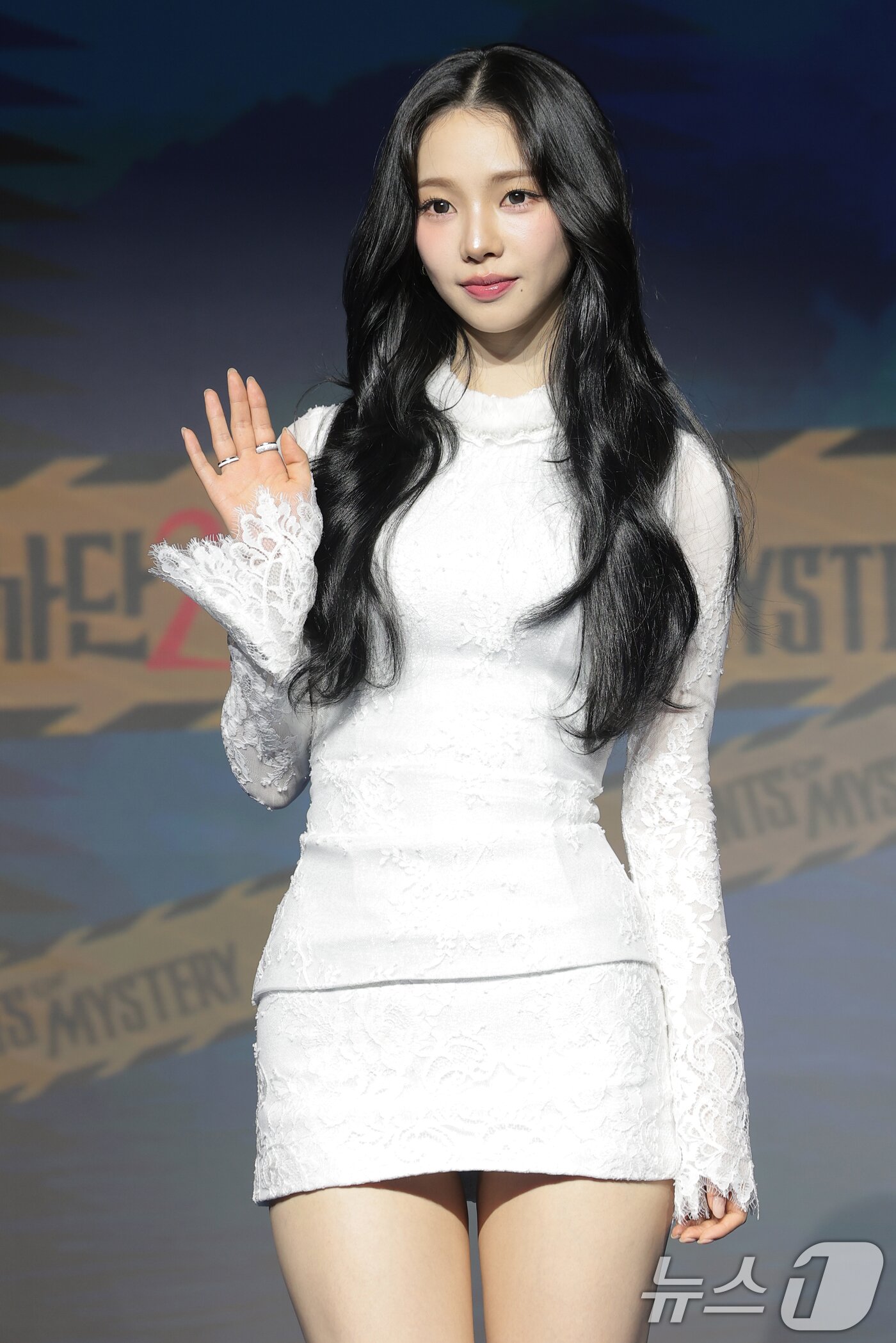 본문 이미지 - 에스파 카리나가 19일 서울 마포구 호텔 나루 서울 엠갤러리에서 열린 넷플릭스 예능 '미스터리 수사단 시즌2' 제작발표회에 참석해 손 인사를 하고 있다. ⓒ 뉴스1 권현진 기자