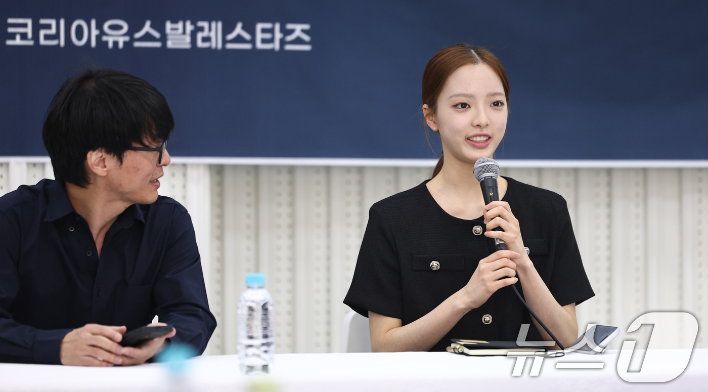(서울=뉴스1) 구윤성 기자 = 세계적인 권위의 로잔 발레 콩쿠르 2위에 오른 염다연이 19일 서울 서초구 코리아유스발레스타즈에서 열린 기자간담회에서 인사말을 하고 있다. 왼쪽은 …