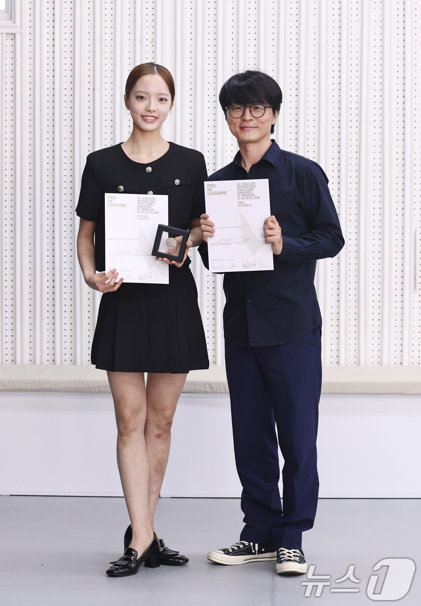 (서울=뉴스1) 구윤성 기자 = 세계적인 권위의 로잔 발레 콩쿠르 2위에 오른 염다연(왼쪽)과 아버지 염지훈 씨가 19일 서울 서초구 코리아유스발레스타즈에서 열린 기자간담회에서 메 …
