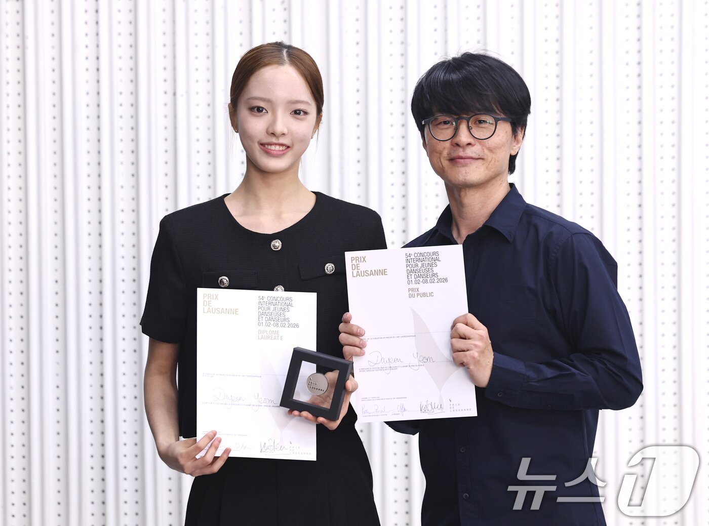 본문 이미지 - 세계적인 권위의 로잔 발레 콩쿠르 2위에 오른 염다연(왼쪽)과 아버지 염지훈 씨가 19일 서울 서초구 코리아유스발레스타즈에서 열린 기자간담회에서 메달을 들고 포즈를 취하고 있다. 2026.2.19 ⓒ 뉴스1 구윤성 기자