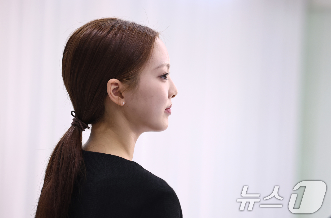 (서울=뉴스1) 구윤성 기자 = 세계적인 권위의 로잔 발레 콩쿠르 2위에 오른 염다연이 19일 서울 서초구 코리아유스발레스타즈에서 열린 기자간담회에서 취재진의 질문을 듣고 있다. …