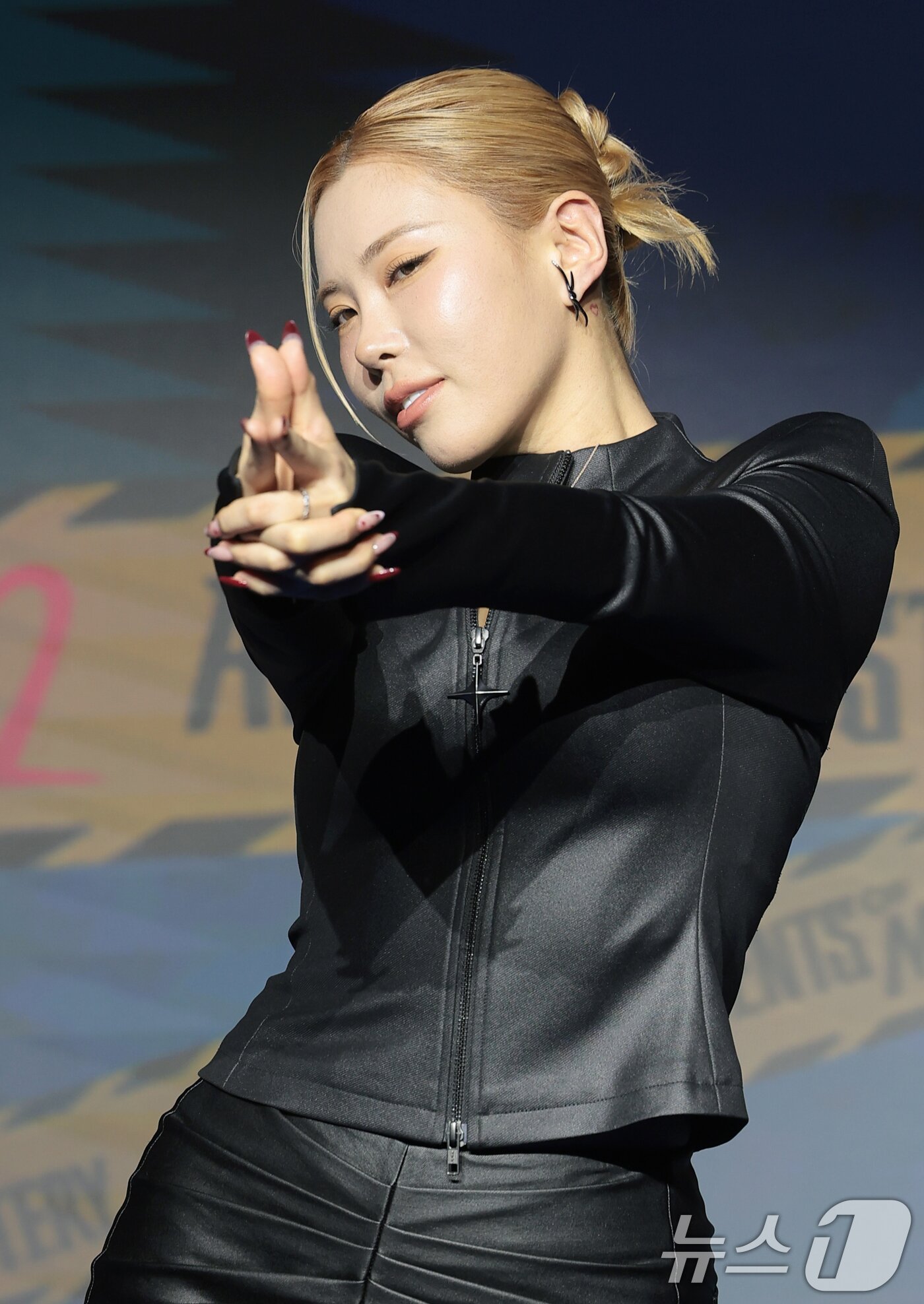 본문 이미지 - 안무가 가비가 19일 서울 마포구 호텔 나루 서울 엠갤러리에서 열린 넷플릭스 예능 '미스터리 수사단 시즌2' 제작발표회에 참석해 포즈를 취하고 있다. '미스터리 수사단' 시즌2는 과학적으로 설명할 수 없는 기묘한 사건들을 추적하고 해결하는 어드벤처 추리 예능이다. ⓒ 뉴스1 권현진 기자