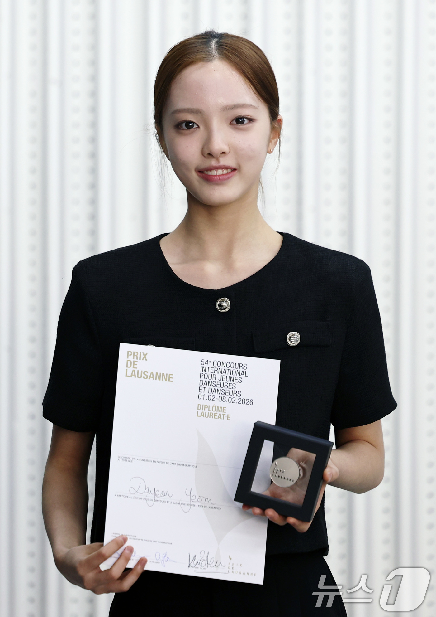 (서울=뉴스1) 구윤성 기자 = 세계적인 권위의 로잔 발레 콩쿠르 2위에 오른 염다연이 19일 서울 서초구 코리아유스발레스타즈에서 열린 기자간담회에서 메달을 들고 포즈를 취하고 있 …