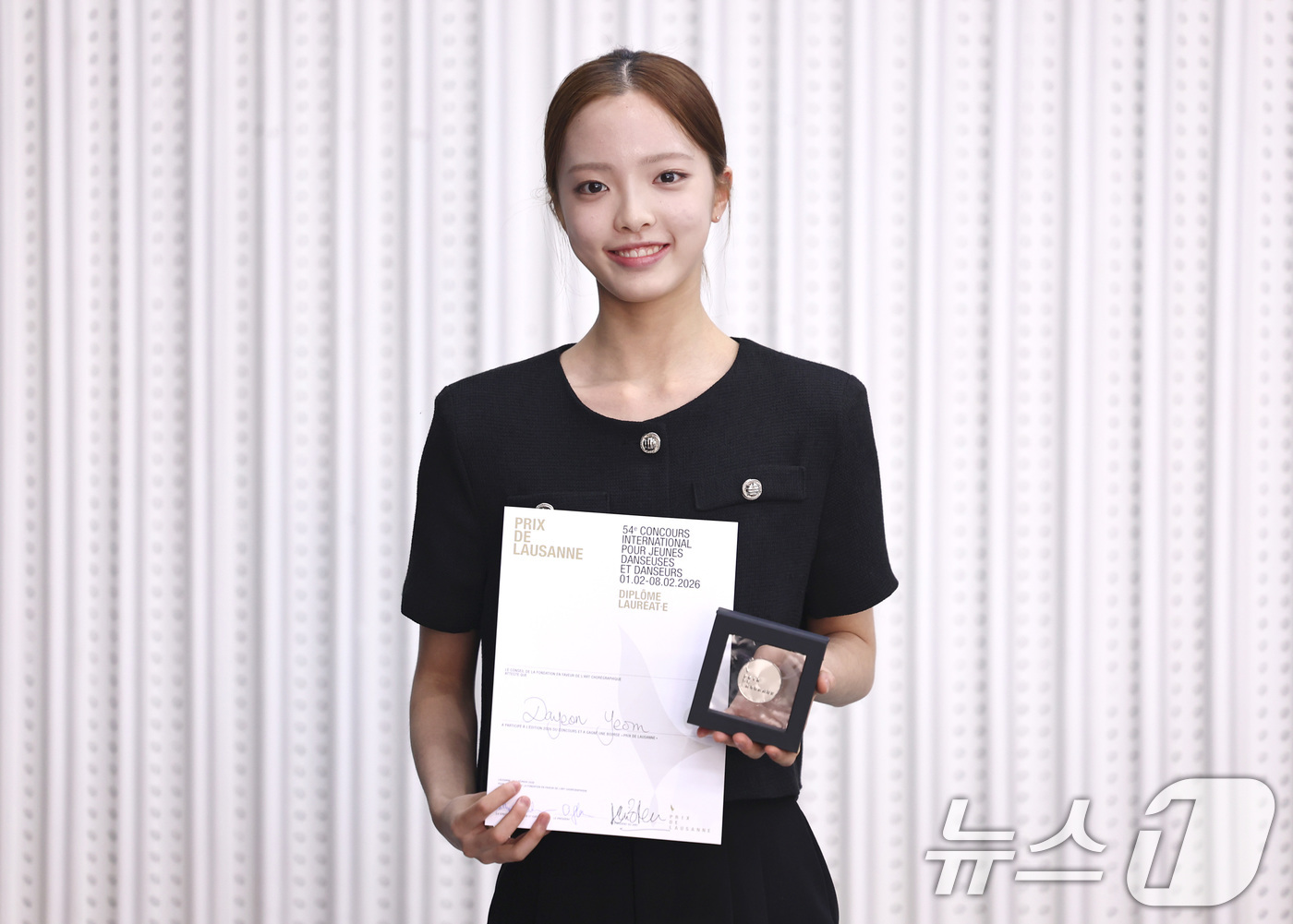 (서울=뉴스1) 구윤성 기자 = 세계적인 권위의 로잔 발레 콩쿠르 2위에 오른 염다연이 19일 서울 서초구 코리아유스발레스타즈에서 열린 기자간담회에서 메달을 들고 포즈를 취하고 있 …