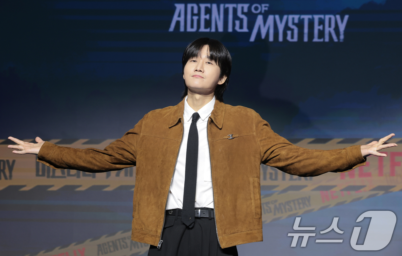 (서울=뉴스1) 권현진 기자 = 방송인 이용진이 19일 서울 마포구 호텔 나루 서울 엠갤러리에서 열린 넷플릭스 예능 '미스터리 수사단 시즌2' 제작발표회에서 포즈를 취하고 있다.' …