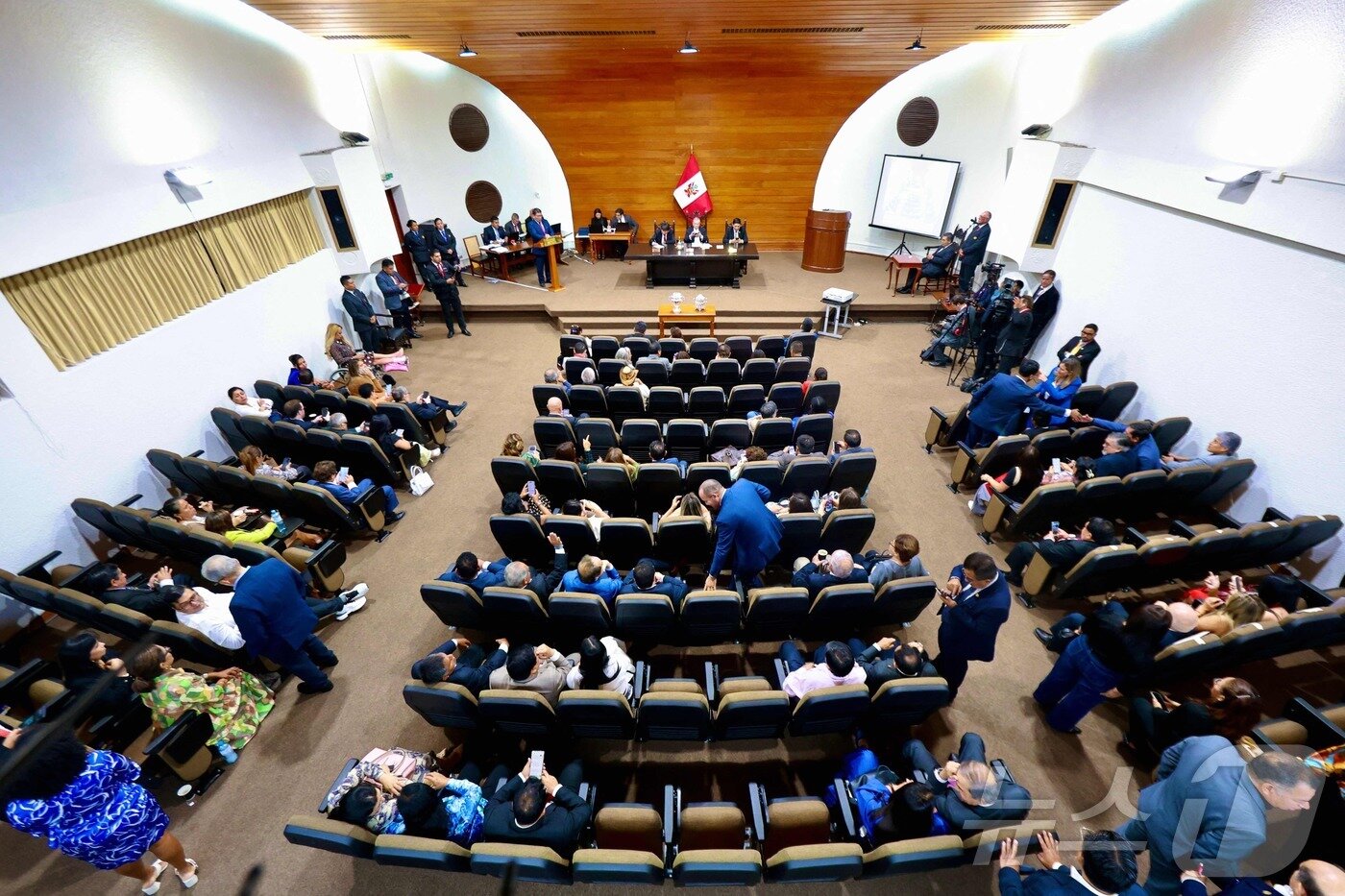 본문 이미지 - 18일(현지시간) 페루 리마 국회의사당에서 페루 의회가 대통령 권한대행을 맡게 될 의회 의장을 선출하고 있다. 2026.02.18. ⓒ AFP=뉴스1