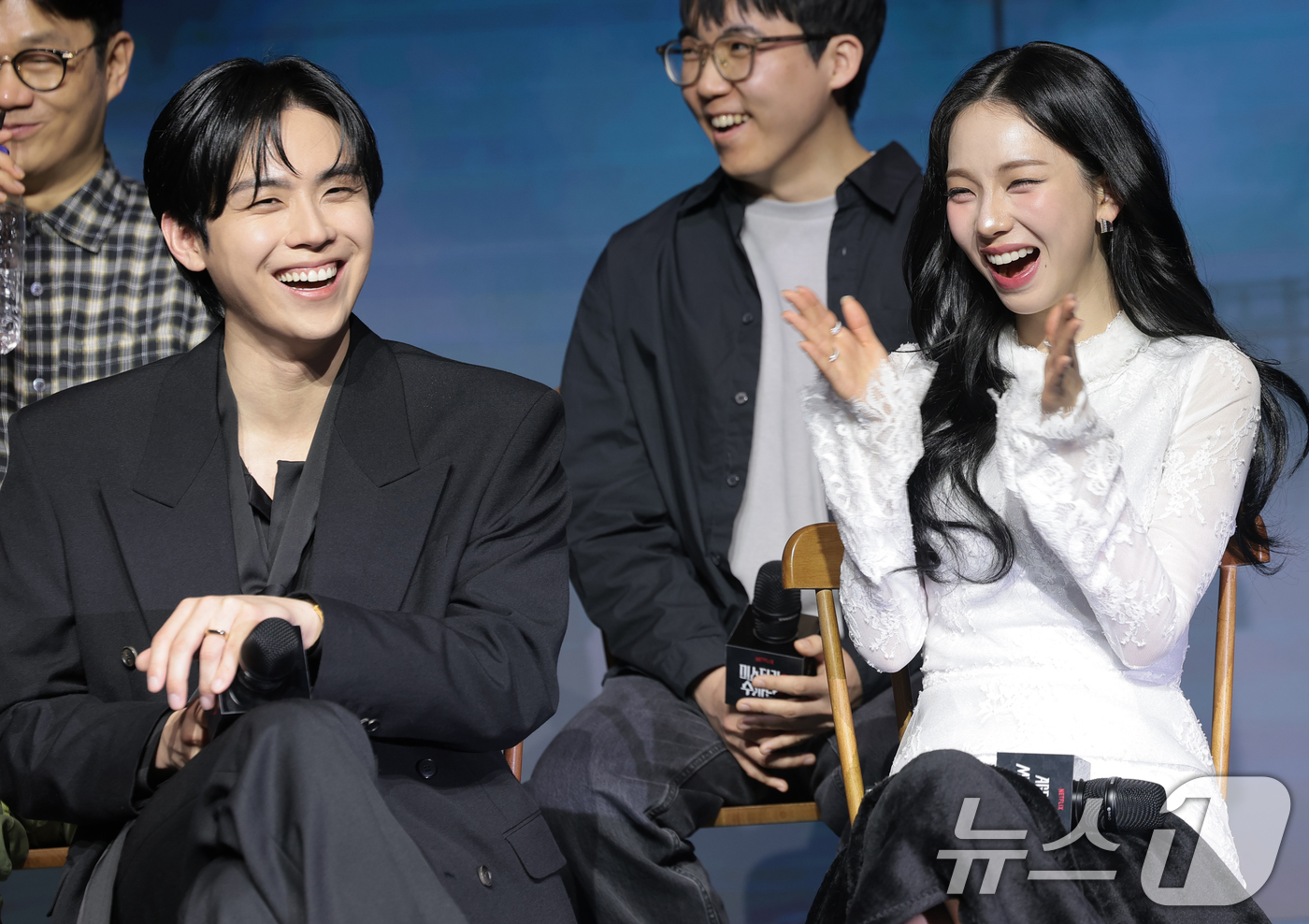 (서울=뉴스1) 권현진 기자 = 배우 김도훈과 에스파 카리나(오른쪽)가 19일 서울 마포구 호텔 나루 서울 엠갤러리에서 열린 넷플릭스 예능 '미스터리 수사단 시즌2' 제작발표회에서 …