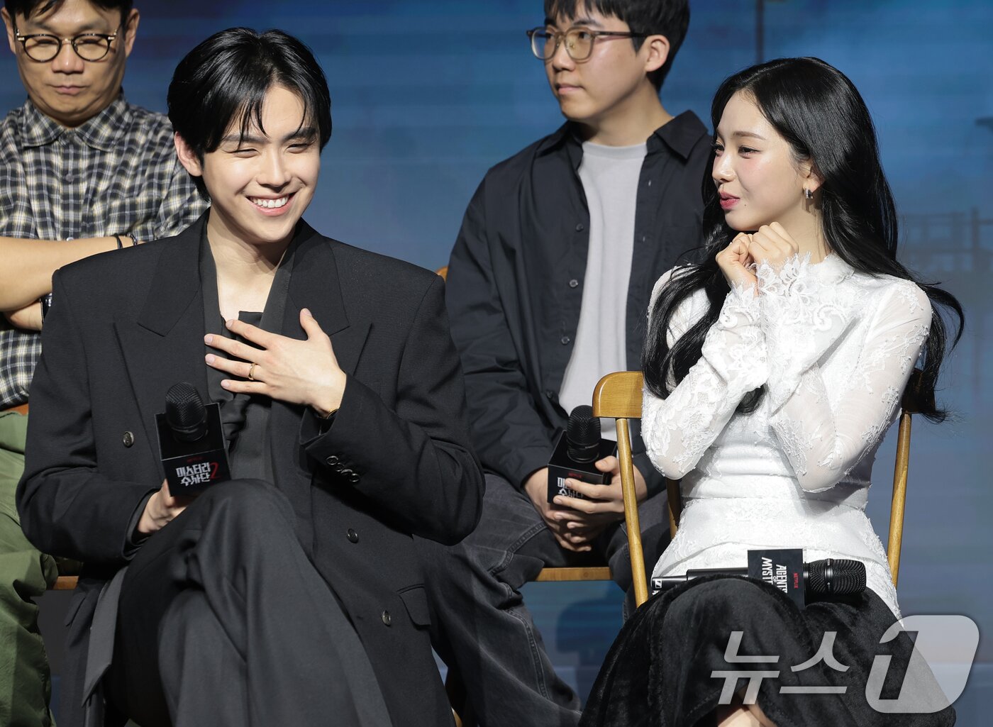본문 이미지 - 배우 김도훈과 에스파 카리나(오른쪽)가 19일 서울 마포구 호텔 나루 서울 엠갤러리에서 열린 넷플릭스 예능 '미스터리 수사단 시즌2' 제작발표회에서 취재진 질문에 답하고 있다. ⓒ 뉴스1 권현진 기자