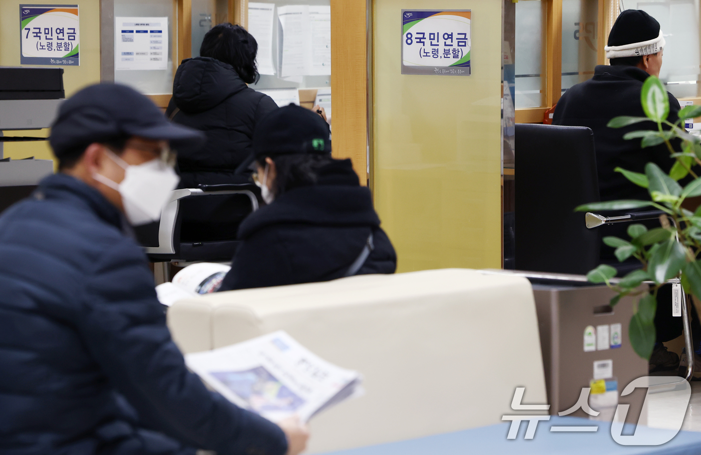 (서울=뉴스1) 김민지 기자 = 국민연금 80세 이상 수급자가 100만 명을 눈앞에 두고 있다.19일 국민연금공단에 따르면 지난해 10월 기준 국민연금 80세 이상 수급자는 99만 …