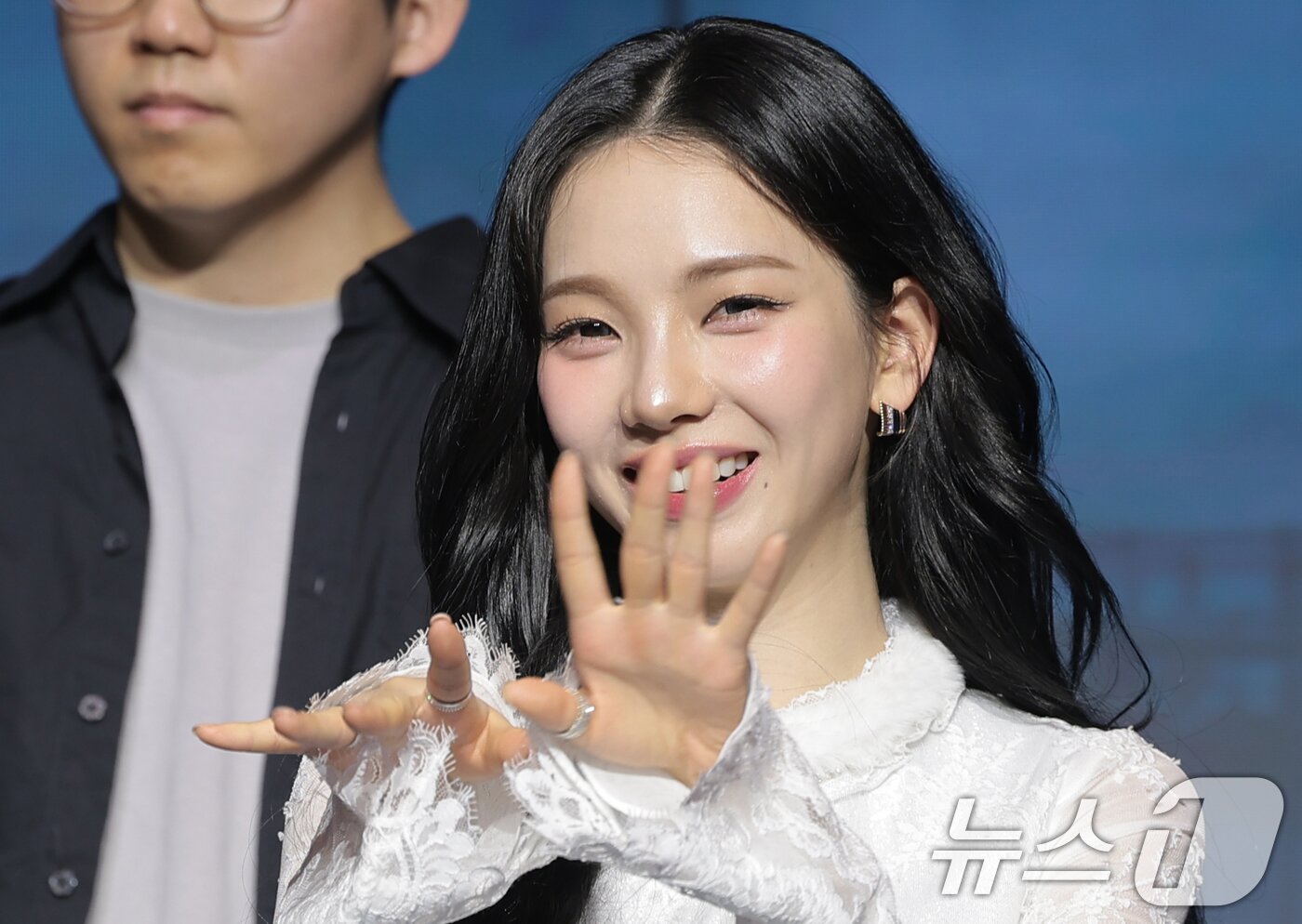 본문 이미지 - 에스파 카리나가 19일 서울 마포구 호텔 나루 서울 엠갤러리에서 열린 넷플릭스 예능 '미스터리 수사단 시즌2' 제작발표회에서 매력을 발산하고 있다. '미스터리 수사단' 시즌2는 과학적으로 설명할 수 없는 기묘한 사건들을 추적하고 해결하는 어드벤처 추리 예능이다. 2026.2.19 ⓒ 뉴스1 권현진 기자