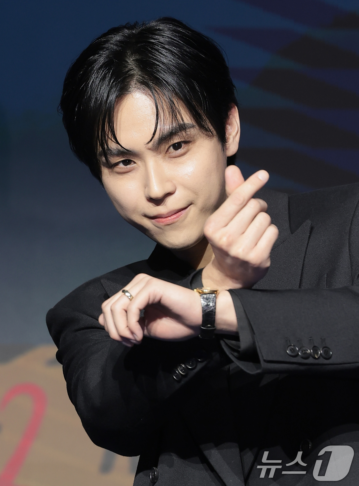 (서울=뉴스1) 권현진 기자 = 배우 김도훈이 19일 서울 마포구 호텔 나루 서울 엠갤러리에서 열린 넷플릭스 예능 '미스터리 수사단 시즌2' 제작발표회에서 매력을 발산하고 있다.' …