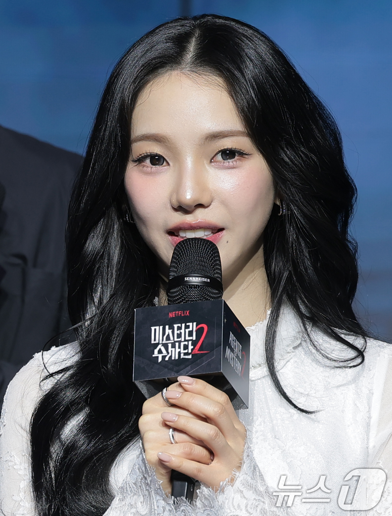 (서울=뉴스1) 권현진 기자 = 배우 김도훈과 에스파 카리나(오른쪽)가 19일 서울 마포구 호텔 나루 서울 엠갤러리에서 열린 넷플릭스 예능 '미스터리 수사단 시즌2' 제작발표회에서 …