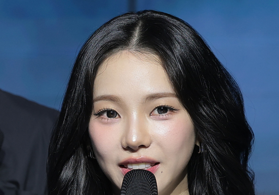 인사말 하는 에스파 카리나