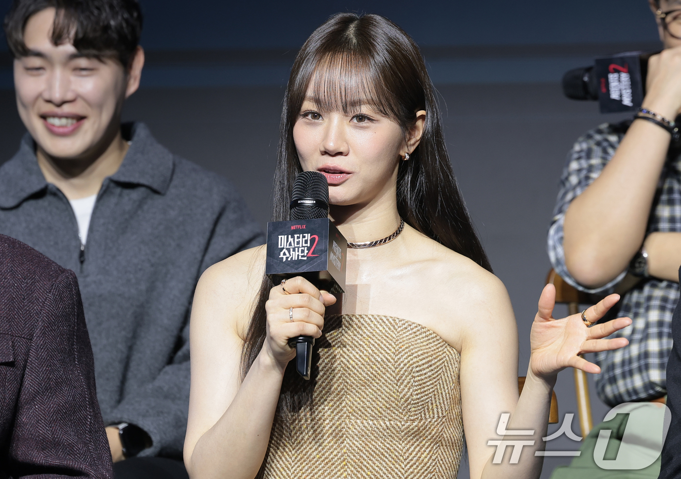 (서울=뉴스1) 권현진 기자 = 가수 혜리가 19일 서울 마포구 호텔 나루 서울 엠갤러리에서 열린 넷플릭스 예능 '미스터리 수사단 시즌2' 제작발표회에서 인사말을 하고 있다.'미스 …